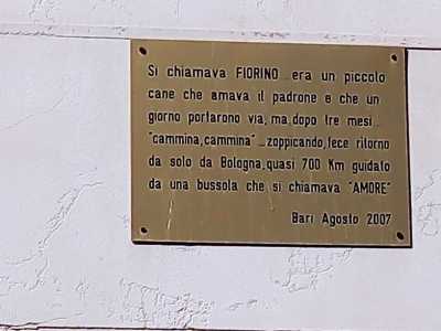 La vecchia targa � stata sostituita da una pi� nuova, nel 2007